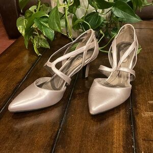 Size 8.5 Life Stride Champagne Gold Strappy Heels - Special Ocassion